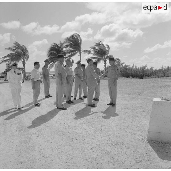 Visite et inspection de Michel Debré, ministre de la Défense, au 5e régiment mixte du Pacifique (5e RMP) sur la base avancée d 'Hao, dont il salue des sous-officiers à l'entrée du camp.