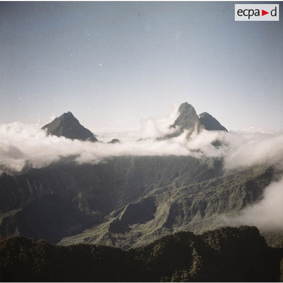 Vue aérienne de paysage montagneux de Tahiti, peut-être les monts Orohena et Pito Iti.