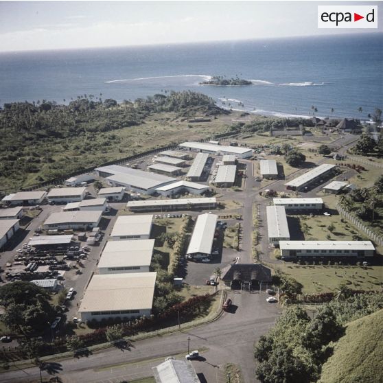 Vue aérienne d'une emprise du Centre d'expérimentations du Pacifique (CEP) à Tahiti : le centre du Commissariat à l’énergie atomique (CEA) de Mahina.