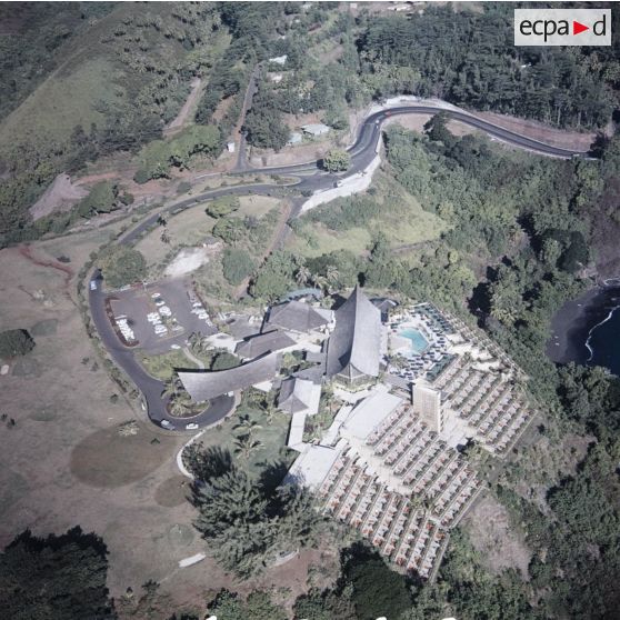 Vue aérienne de l'hôtel du col de Tahara'a à Arue.
