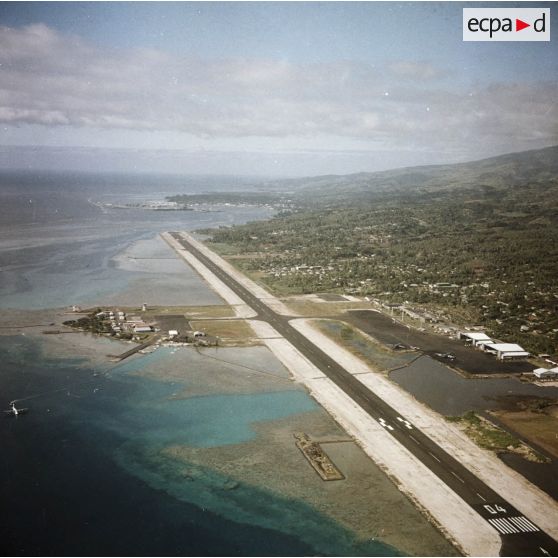 Vue aérienne de la piste d'atterrissage et de l'aéroport de Faa'a-Papeete.