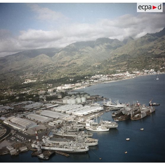 Vue aérienne de la zone portuaire et de la base navale de Fare Ute à Papeete.