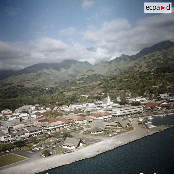 Vue aérienne du boulevard de la Reine Pomare IV et du port de plaisance de Papeete.