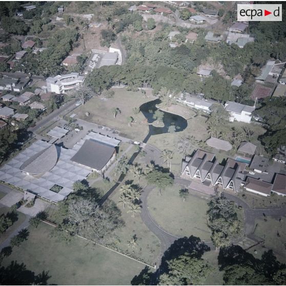 Vue aérienne de la place Tarahoi à Papeete, entourée de la résidence du gouverneur (ou haussariat) et de l'Assemblée de la Polynésie française, et du parc Bougainville.