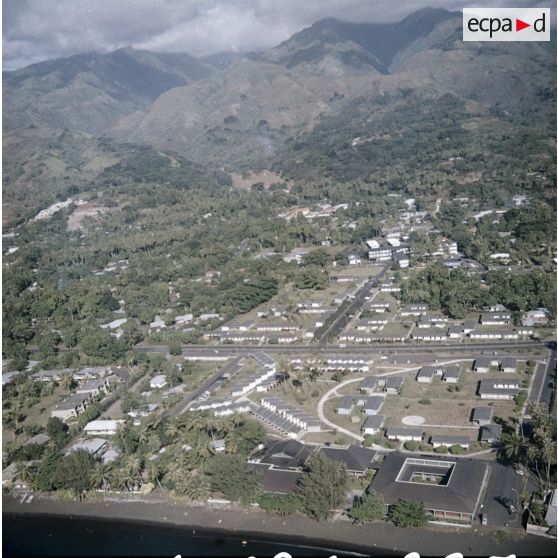 Vue aérienne d'une emprise du Centre d'expérimentations du Pacifique (CEP) à Tahiti. Zone de vie.