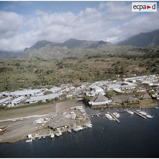 Vue aérienne de l'emprise du camp d'Arue du Centre d'expérimentations du Pacifique (CEP) à Tahiti.