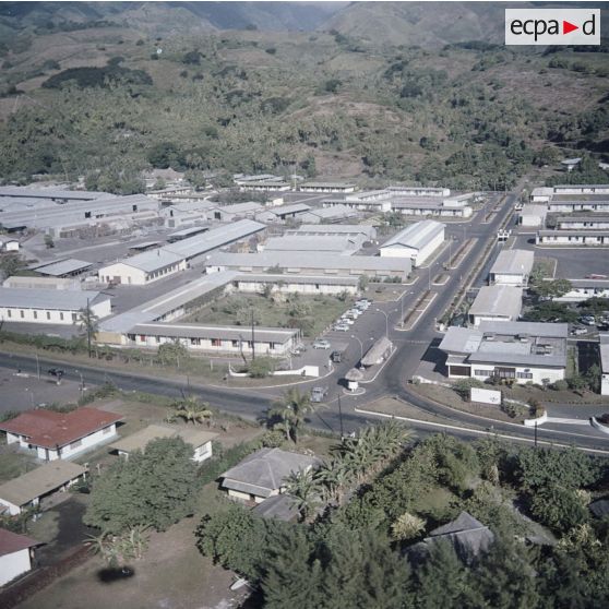 Vue aérienne de l'emprise du camp d'Arue du Centre d'expérimentations du Pacifique (CEP) à Tahiti.