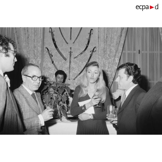 Le ministre des Armées donne un cocktail en l'honneur des journalistes spécialisés ayant participé au voyage en Polynésie française, et reçoit leurs voeux dans les salons de l'hôtel de Brienne.