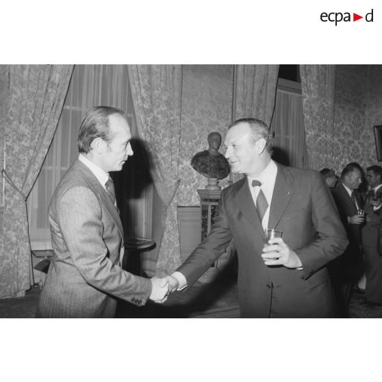 Le ministre des Armées donne un cocktail en l'honneur des journalistes spécialisés ayant participé au voyage en Polynésie française, et reçoit leurs voeux dans les salons de l'hôtel de Brienne.