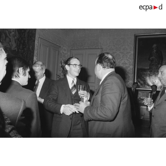 Robert Galley, ministre des Armées, donne un cocktail en l'honneur des journalistes spécialisés ayant participé au voyage en Polynésie française, et reçoit leurs voeux dans les salons de l'hôtel de Brienne.