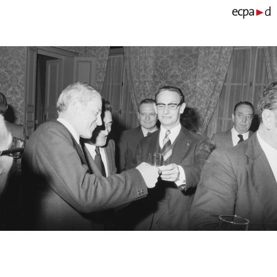 Robert Galley, ministre des Armées, donne un cocktail en l'honneur des journalistes spécialisés ayant participé au voyage en Polynésie française, et reçoit leurs voeux dans les salons de l'hôtel de Brienne.