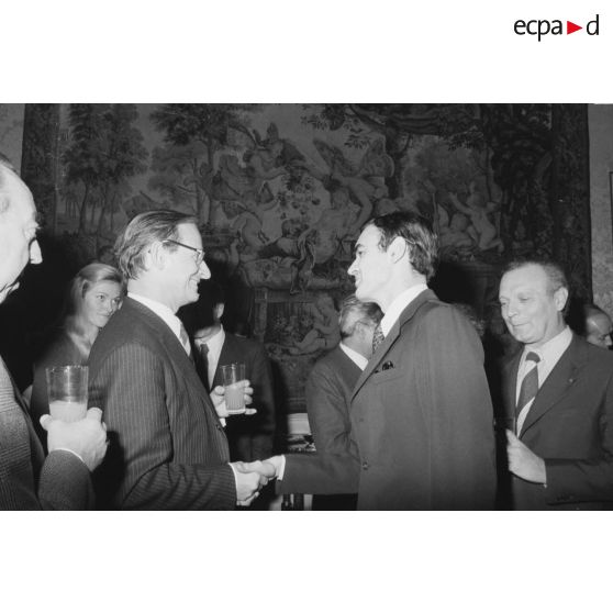 Robert Galley, ministre des Armées, donne un cocktail en l'honneur des journalistes spécialisés ayant participé au voyage en Polynésie française, et reçoit leurs voeux dans les salons de l'hôtel de Brienne.