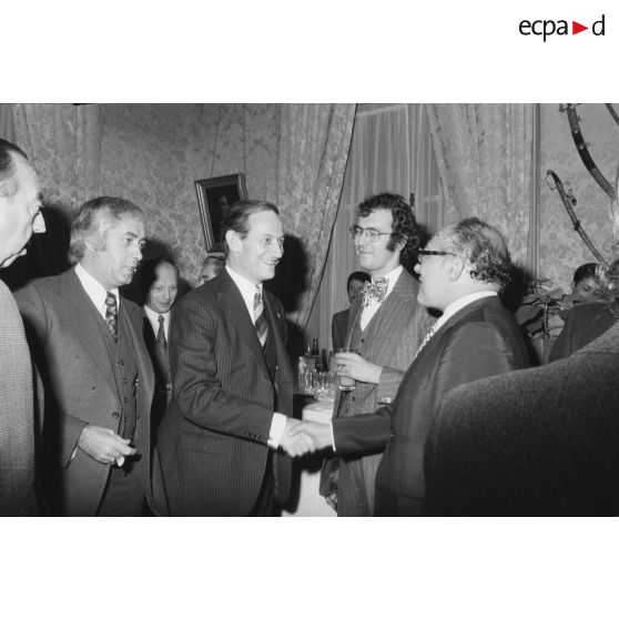 Robert Galley, ministre des Armées, donne un cocktail en l'honneur des journalistes spécialisés ayant participé au voyage en Polynésie française, et reçoit leurs voeux dans les salons de l'hôtel de Brienne.