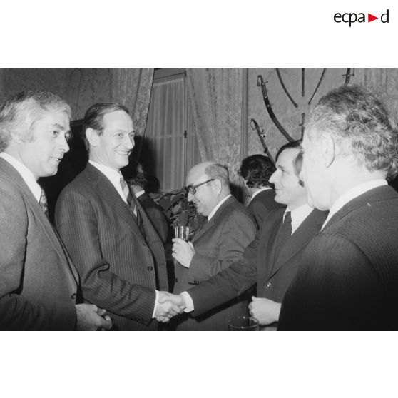 Robert Galley, ministre des Armées, donne un cocktail en l'honneur des journalistes spécialisés ayant participé au voyage en Polynésie française, et reçoit leurs voeux dans les salons de l'hôtel de Brienne.