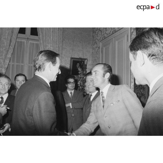 Robert Galley, ministre des Armées, donne un cocktail en l'honneur des journalistes spécialisés ayant participé au voyage en Polynésie française, et reçoit leurs voeux dans les salons de l'hôtel de Brienne.