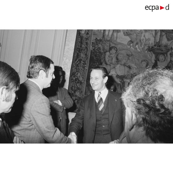 Robert Galley, ministre des Armées, donne un cocktail en l'honneur des journalistes spécialisés ayant participé au voyage en Polynésie française, et reçoit leurs voeux dans les salons de l'hôtel de Brienne.
