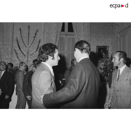 Robert Galley, ministre des Armées, donne un cocktail en l'honneur des journalistes spécialisés ayant participé au voyage en Polynésie française, et reçoit leurs voeux dans les salons de l'hôtel de Brienne.