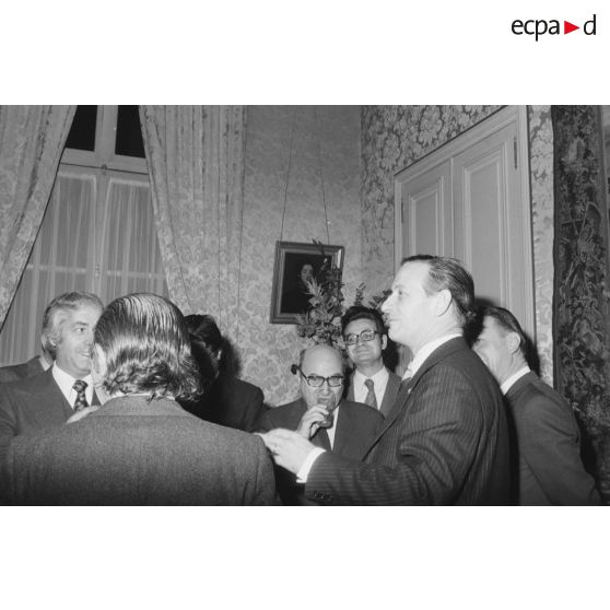 Robert Galley, ministre des Armées, donne un cocktail en l'honneur des journalistes spécialisés ayant participé au voyage en Polynésie française, et reçoit leurs voeux dans les salons de l'hôtel de Brienne.