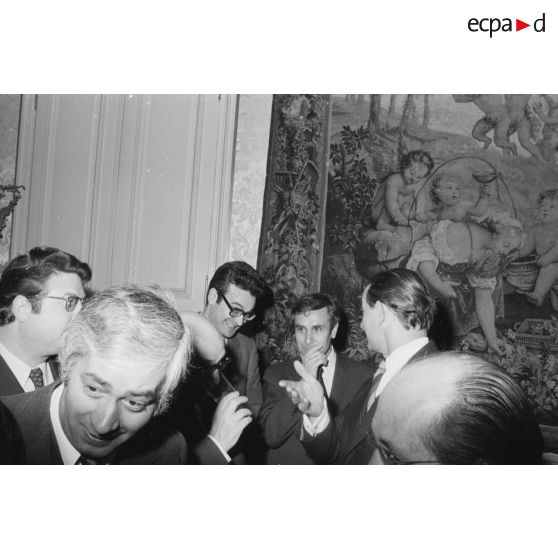 Robert Galley, ministre des Armées, donne un cocktail en l'honneur des journalistes spécialisés ayant participé au voyage en Polynésie française, et reçoit leurs voeux dans les salons de l'hôtel de Brienne.