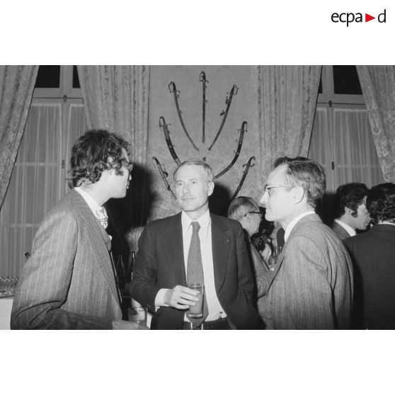 Le ministre des Armées donne un cocktail en l'honneur des journalistes spécialisés ayant participé au voyage en Polynésie française, et reçoit leurs voeux dans les salons de l'hôtel de Brienne.