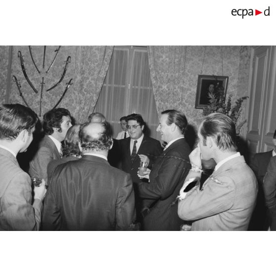Robert Galley, ministre des Armées, donne un cocktail en l'honneur des journalistes spécialisés ayant participé au voyage en Polynésie française, et reçoit leurs voeux dans les salons de l'hôtel de Brienne.