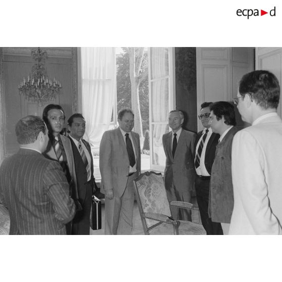 Une délégation d'élus de la Polynésie française, conduite par Gaston Flosse, vice-président du conseil de gouvernement de Polynésie et ancien député, est reçue en audience par le ministre de la Défense et des membres de son cabinet à l'hôtel de Brienne.