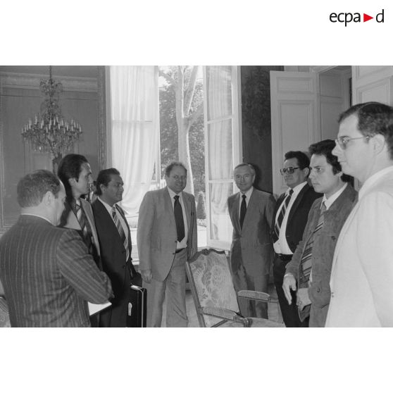 Une délégation d'élus de la Polynésie française, conduite par Gaston Flosse, vice-président du conseil de gouvernement de Polynésie et ancien député, est reçue en audience par le ministre de la Défense et des membres de son cabinet à l'hôtel de Brienne.