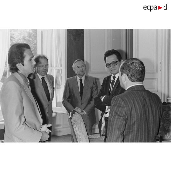 Une délégation d'élus de la Polynésie française, conduite par Gaston Flosse, vice-président du conseil de gouvernement de Polynésie et ancien député, est reçue en audience par le ministre de la Défense et des membres de son cabinet à l'hôtel de Brienne.