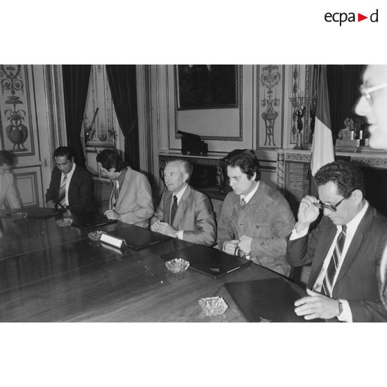 Une délégation d'élus de la Polynésie française, conduite par Gaston Flosse, vice-président du conseil de gouvernement de Polynésie et ancien député, est reçue en audience par le ministre de la Défense à l'hôtel de Brienne.