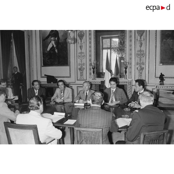 Charles Hernu, ministre de la Défense, entouré de membres de son cabinet, reçoit en audience une délégation d'élus de la Polynésie française conduite par Gaston Flosse.