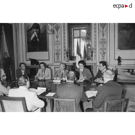 Charles Hernu, ministre de la Défense, entouré de membres de son cabinet, reçoit en audience une délégation d'élus de la Polynésie française conduite par Gaston Flosse.