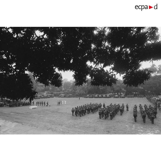 Présentation du régiment d'infanterie de marine du Pacifique-Polynésie (RIMaP-P) à Georges Lemoine, secrétaire d'Etat à la Défense. Vue d'ensemble du dispositif.