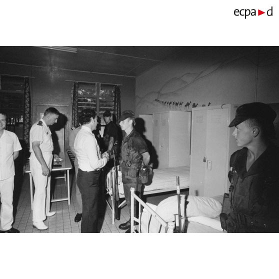 Après la pluie, visite dans une chambrée du régiment d'infanterie de marine du Pacifique-Polynésie (RIMaP-P) de Georges Lemoine, secrétaire d'Etat à la Défense, en présence du lieutenant-colonel.