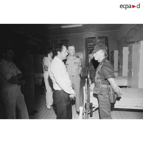 Après la pluie, visite dans une chambrée du régiment d'infanterie de marine du Pacifique-Polynésie (RIMaP-P) de Georges Lemoine, secrétaire d'Etat à la Défense, en présence du lieutenant-colonel.