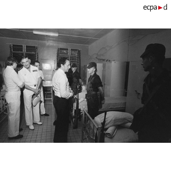 Après la pluie, visite dans une chambrée du régiment d'infanterie de marine du Pacifique-Polynésie (RIMaP-P) de Georges Lemoine, secrétaire d'Etat à la Défense, en présence du lieutenant-colonel.