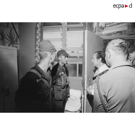 Après la pluie, visite dans une chambrée du régiment d'infanterie de marine du Pacifique-Polynésie (RIMaP-P) de Georges Lemoine, secrétaire d'Etat à la Défense, en présence du lieutenant-colonel.