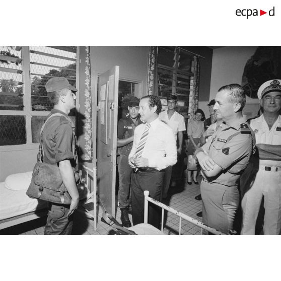 Après la pluie, visite dans une chambrée du régiment d'infanterie de marine du Pacifique-Polynésie (RIMaP-P) de Georges Lemoine, secrétaire d'Etat à la Défense, en présence du lieutenant-colonel.