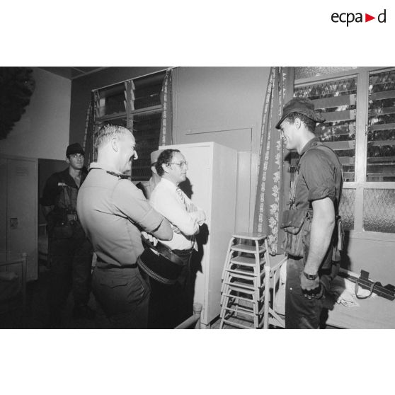 Après la pluie, visite dans une chambrée du régiment d'infanterie de marine du Pacifique-Polynésie (RIMaP-P) de Georges Lemoine, secrétaire d'Etat à la Défense, en présence du lieutenant-colonel.