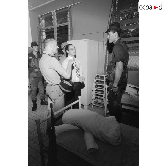 Après la pluie, visite dans une chambrée du régiment d'infanterie de marine du Pacifique-Polynésie (RIMaP-P) de Georges Lemoine, secrétaire d'Etat à la Défense, en présence du lieutenant-colonel.