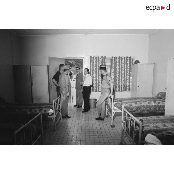 Après la pluie, visite dans une chambrée du régiment d'infanterie de marine du Pacifique-Polynésie (RIMaP-P) de Georges Lemoine, secrétaire d'Etat à la Défense, en présence du lieutenant-colonel.