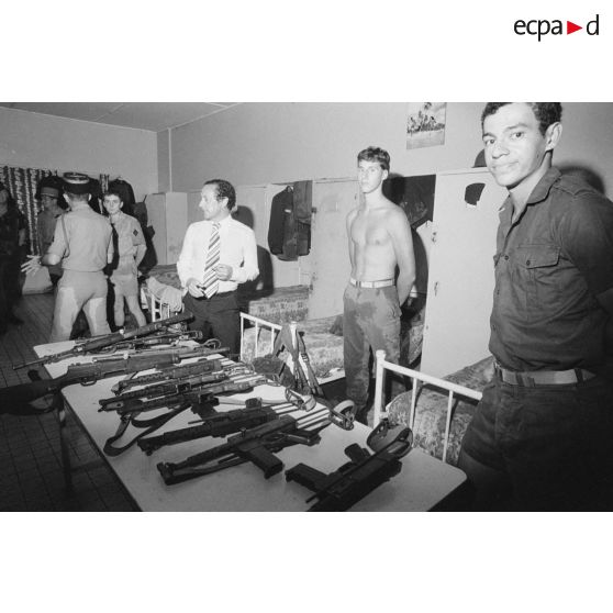 Après la pluie, visite dans une chambrée du régiment d'infanterie de marine du Pacifique-Polynésie (RIMaP-P) de Georges Lemoine, secrétaire d'Etat à la Défense. Présentation d'armes.