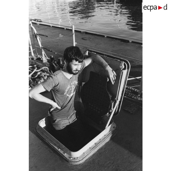 Sortie en mer du patrouilleur La Combattante P730 pour une course de pirogues à l'île de Moorea. Poste de manoeuvre, appareillage.