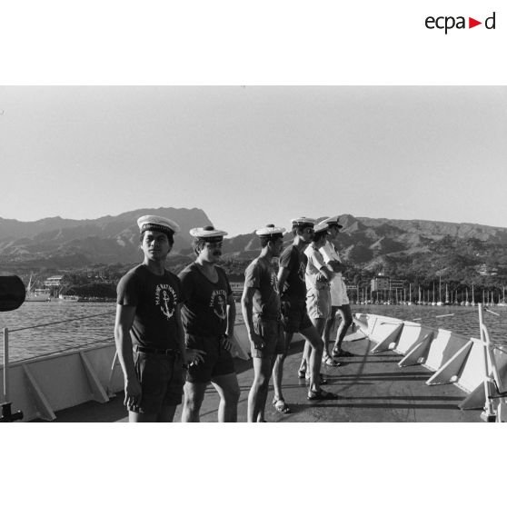 Sortie en mer du patrouilleur La Combattante P730 pour une course de pirogues à l'île de Moorea. Poste de bande.
