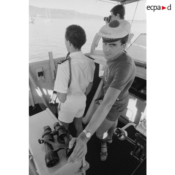 Sortie en mer du patrouilleur La Combattante P730 pour une course de pirogues à l'île de Moorea. Passerelle.