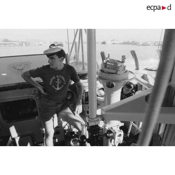 Sortie en mer du patrouilleur La Combattante P730 pour une course de pirogues à l'île de Moorea. Passerelle.