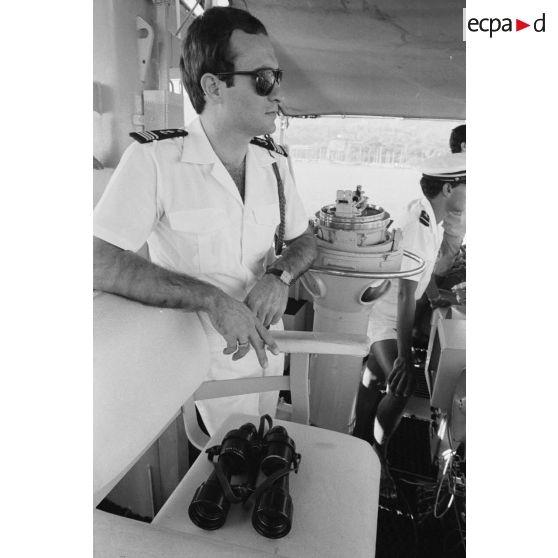 Sortie en mer du patrouilleur La Combattante P730 pour une course de pirogues à l'île de Moorea. Le capitaine de corvette Miquel, commandant La Combattante.