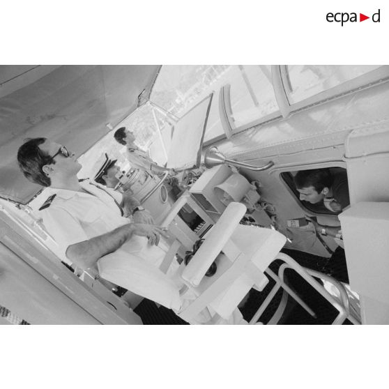 Sortie en mer du patrouilleur La Combattante P730 pour une course de pirogues à l'île de Moorea. Le capitaine de corvette Miquel, commandant La Combattante.