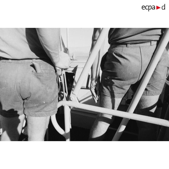 Sortie en mer du patrouilleur La Combattante P730 pour une course de pirogues à l'île de Moorea. Matelots et quartier-maîtres.