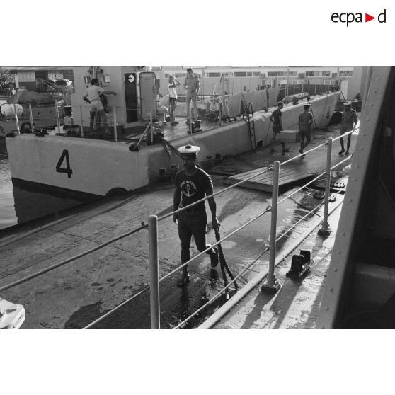 Sortie en mer du patrouilleur La Combattante P730 pour une course de pirogues à l'île de Moorea. Poste de manoeuvre, appareillage.