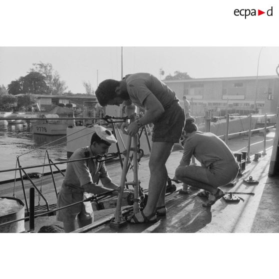 Sortie en mer du patrouilleur La Combattante P730 pour une course de pirogues à l'île de Moorea. Poste de manoeuvre, appareillage.